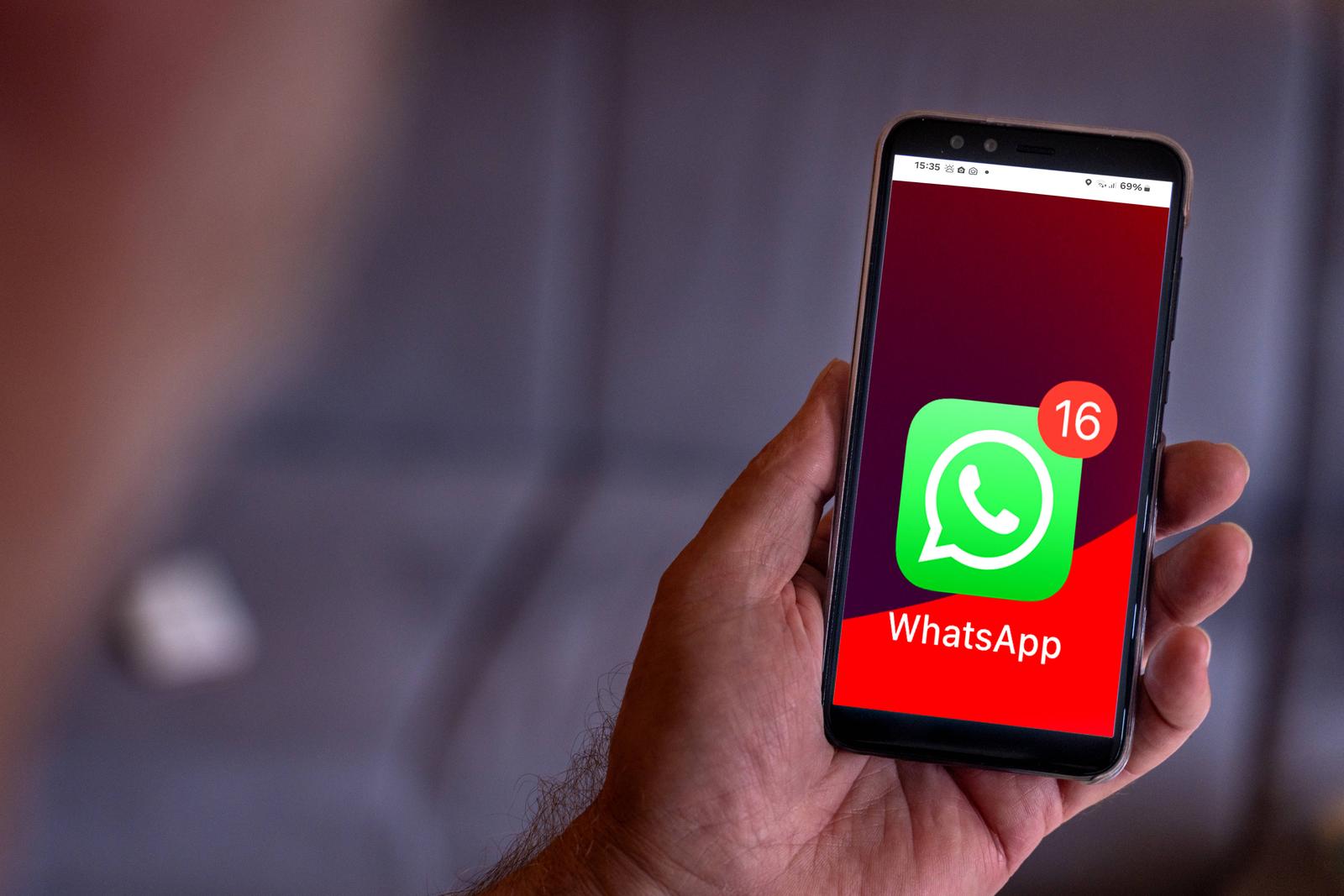Bavaria, Germany - May 22, 2025: PHOTOMONTAGE, home screen of the WhatsApp app on a smartphone - the green logo with speech bubble and listener shows a notification about 16 unread messages. *** FOTOMONTAGE, Startbildschirm der WhatsApp-App auf einem Smartphone das grüne Logo mit Sprechblase und Hörer zeigt eine Benachrichtigung über 16 ungelesene Nachrichten. Photo: IMAGO/Michael Bihlmayer/IMAGOSTOCK&PEOPLE