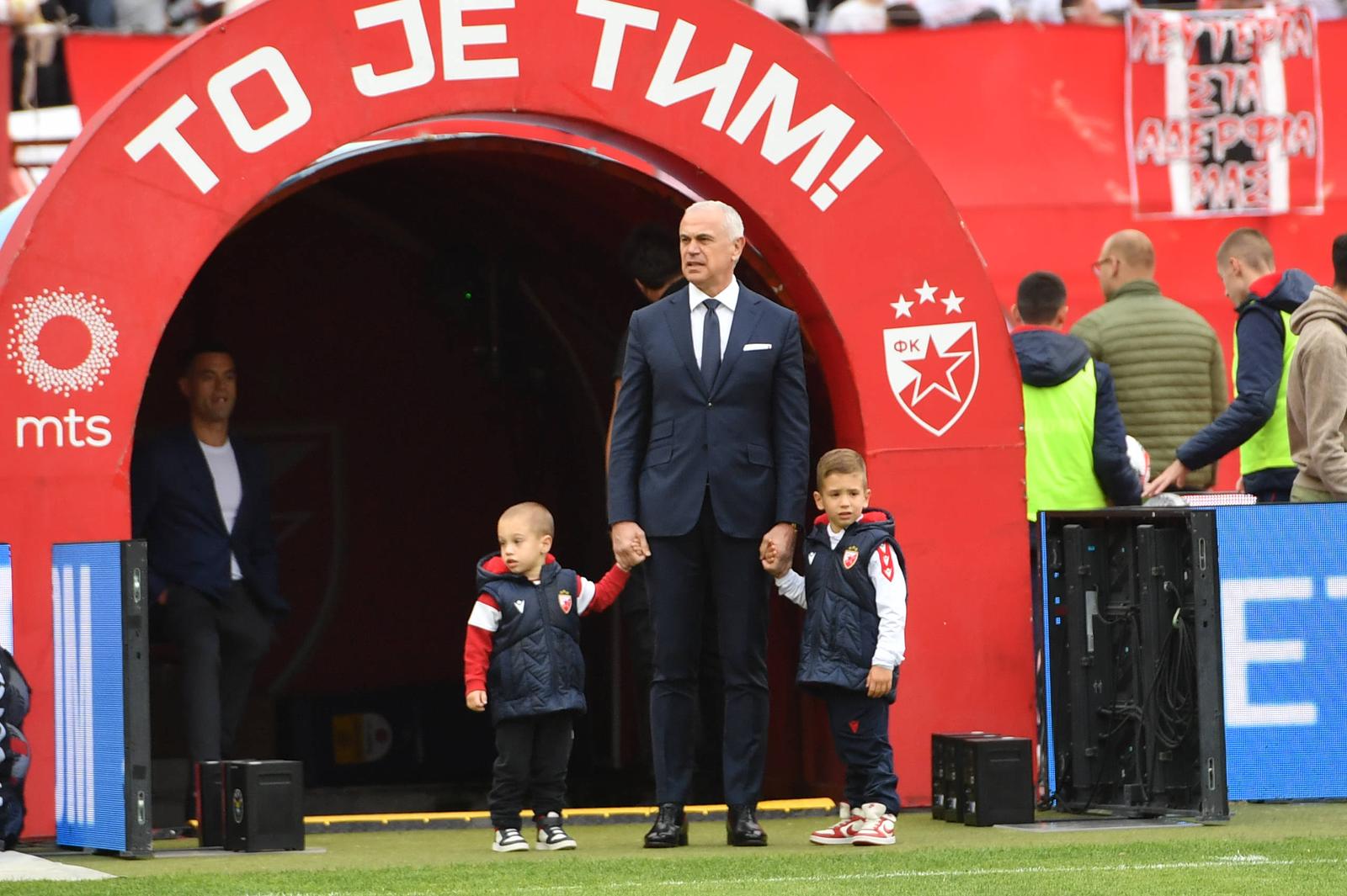 CRVENA ZVEZDA ZVEZDAN TERZIC and football players of Crvena Zvezda, celebrate winning the title of champion of Serbia at the Rajko Mitic Stadium. Beograd, 24.05.2025. foto: / MN Press FOOTBALL, CRVENA ZVEZDA, RED STAR Beograd Stadium Rajko Mitic Serbia Copyright: xMarkoxMetlasx/xMNxPressx Photo: IMAGO/Marko Metlas/IMAGOSPORT