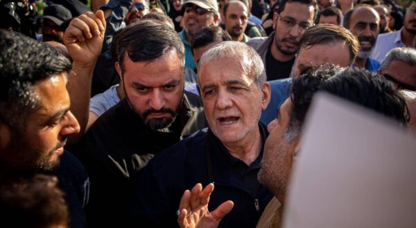 Iranian President, Masoud Pezeshkian, participates in a protest against the US bombing of Iran Iranian President, Masoud Pezeshkian, participates in a protest against the US bombing of Iran in Tehran, Iran, on June 23, 2025. Photo by Iranian Presidency Office Tehran Tehran Iran, Islamic Republic of 220625_Iran_IPO_1_005 Copyright: xapaimagesxIranianxPresidencyxOfficexxapaimagesx Photo: IMAGO/Iranian Presidency Office  apaimages/IMAGOSTOCK&PEOPLE