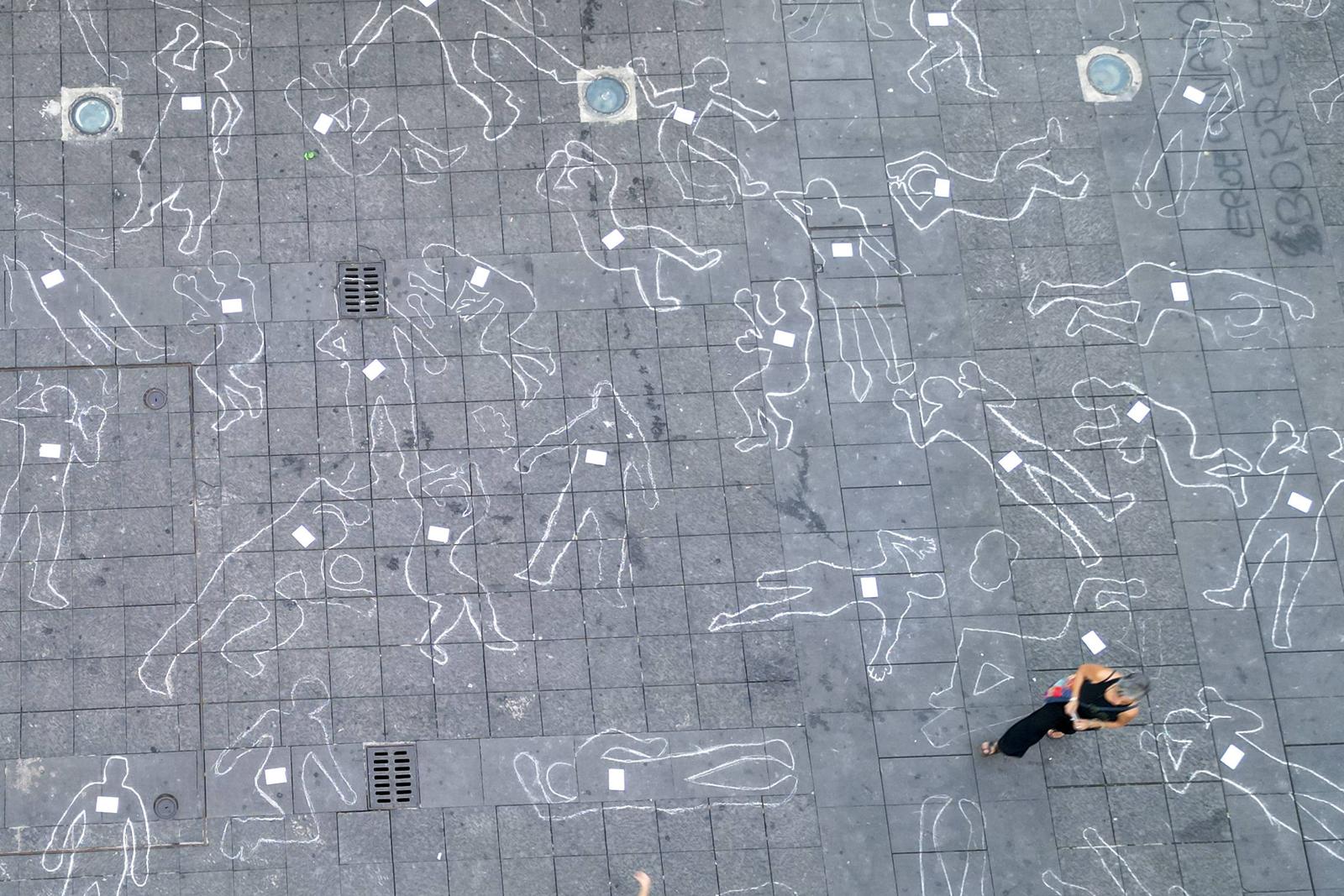Free Assange Network Stages Flash-Mob in Naples to Honour Journalists Killed in Gaza White silhouettes drawn on the pavement of Piazza Dante in Naples in memory of the more than 200 journalists who died in the Gaza Strip during the Israeli military offensive. It is the flash-mob staged by the Free Assange network one year after the release of the Australian journalist and founder of WikiLeaks. We want to remind people that there are still too many journalists today who cannot tell the truth. DJI_0161 Copyright: xAntonioxBalascox Photo: IMAGO/Antonio Balasco/IMAGOSTOCK&PEOPLE