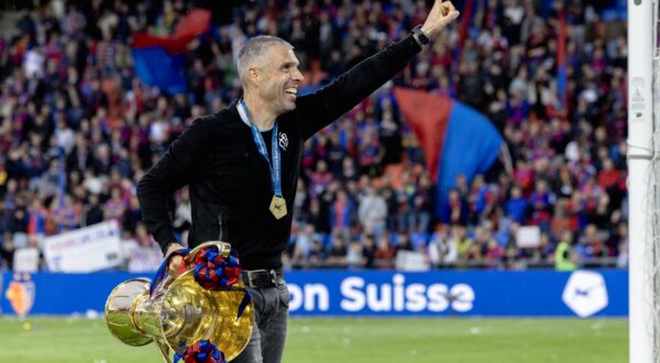 Basel, Switzerland, May 24st 2025: The Coach of FC Basel 1893 Coach Fabio Celestini (TR Basel) celebrate after the trophy presentation with the fans after the end of the Super League football match between FC Basel 1893 and FC Luzern at St. Jakob-Park in Basel, Switzerland. Philipp Kresnik (Philipp Kresnik / Kresnikphotographie / SPP) (Photo by Philipp Kresnik / Kresnikphotographie / SPP/Sipa USA) Photo: Sports Press Photo/SIPA USA