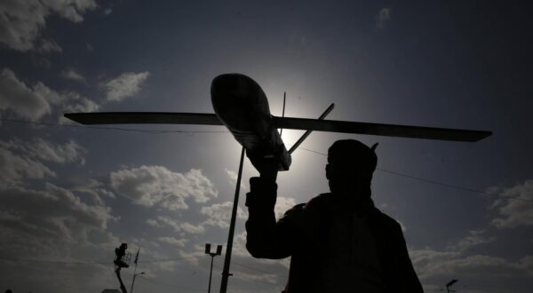 YEMEN HOUTHIS USA ISRAEL CONFLICT A Houthi supporter holds up a mock drone during a protest against the USA and Israel, in Sana a, Yemen, 27 June 2025. IMAGO/ Sanaa Yemen Copyright: xHamzaxAlix Photo: IMAGO/Hamza Ali/IMAGOSTOCK&PEOPLE