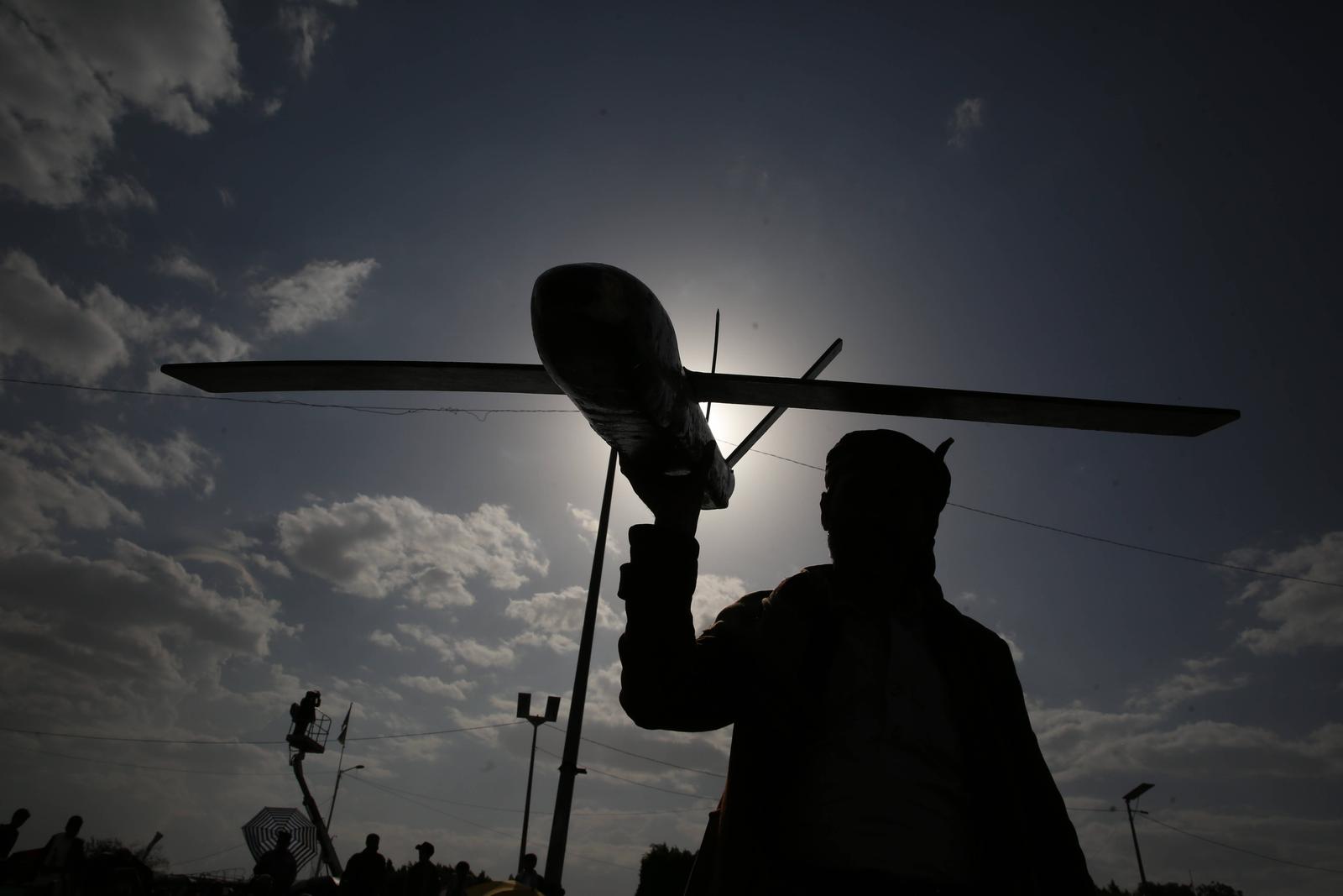 YEMEN HOUTHIS USA ISRAEL CONFLICT A Houthi supporter holds up a mock drone during a protest against the USA and Israel, in Sana a, Yemen, 27 June 2025. IMAGO/ Sanaa Yemen Copyright: xHamzaxAlix Photo: IMAGO/Hamza Ali/IMAGOSTOCK&PEOPLE