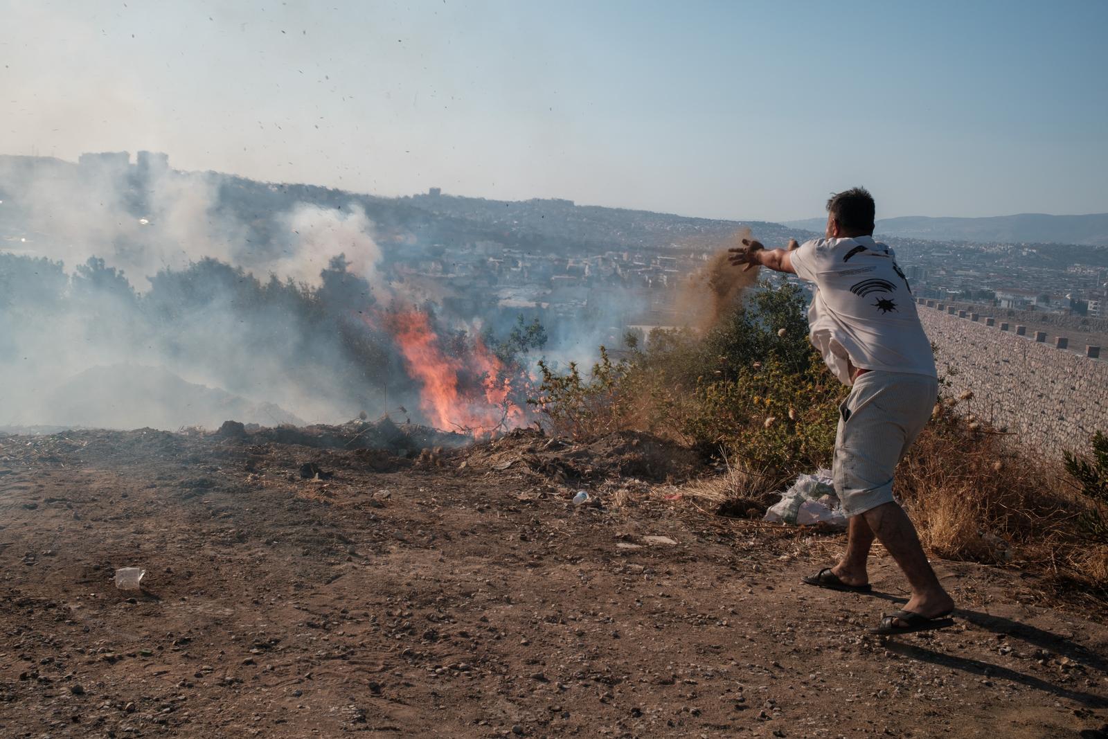 A man seen fighting the fire. Forest fires broke out in many parts of Izmir, covering the city with smoke. The fires, which have been growing with the effect of the wind for days, also spread to Gaziemir, one of the central districts of the city. Many vehicles were burned in the fire that spread to the industrial zone. People say the response to the fire is inadequate. (Photo by Murat Kocabas / SOPA Images/Sipa USA) Photo: SOPA Images/SIPA USA
