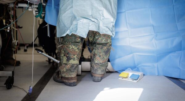 Die Beine es Soldaten des Sanitaetsdienstes der Bundeswehr waehrend einer simulierten Operation an einem Verwundeten unter Einsatzbedingungen. Aufgenommen im Rahmen des Nato-Grossmanoevers Steadfast Defender und dem deutschen Anteil der Uebung, Quadriga 2024, in Pabrade, 29.05.2024. Pabrade Litauen *** The legs of a soldier of the Bundeswehr medical service during a simulated operation on a wounded man under operational conditions Taken during the NATO large-scale maneuver Steadfast Defender and the German part of the exercise, Quadriga 2024, in Pabrade, 29 05 2024 Pabrade Lithuania Copyright: xJulianexSonntagxphotothek.dex Photo: IMAGO/Juliane Sonntag/IMAGOSTOCK&PEOPLE