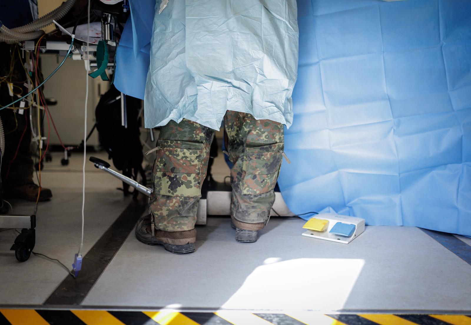 Die Beine es Soldaten des Sanitaetsdienstes der Bundeswehr waehrend einer simulierten Operation an einem Verwundeten unter Einsatzbedingungen. Aufgenommen im Rahmen des Nato-Grossmanoevers Steadfast Defender und dem deutschen Anteil der Uebung, Quadriga 2024, in Pabrade, 29.05.2024. Pabrade Litauen *** The legs of a soldier of the Bundeswehr medical service during a simulated operation on a wounded man under operational conditions Taken during the NATO large-scale maneuver Steadfast Defender and the German part of the exercise, Quadriga 2024, in Pabrade, 29 05 2024 Pabrade Lithuania Copyright: xJulianexSonntagxphotothek.dex Photo: IMAGO/Juliane Sonntag/IMAGOSTOCK&PEOPLE