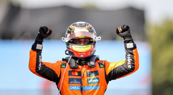 Oscar Piastri of Australia and McLaren , Race, F1 Grand Prix of Spain,  am 01. June 2025 in Barcelona, Spain. (Foto von Diogo Cardoso/DeFodi Images)  Oscar Piastri of Australia and McLaren , Race, F1 Grand Prix of Spain, Circuit de Barcelona-Catalunya on June 1, 2025 in Barcelona, Spain. (Photo by Diogo Cardoso/DeFodi Images)  Photo: Diogo Cardoso/DeFodi Images/DEFODI