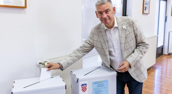 01.06.2025., Pula - Aktualni zupan Boris Miletic glasao je u 7 sati na birackom mjestu Vodotoranj. Photo: Srecko Niketic/PIXSELL
