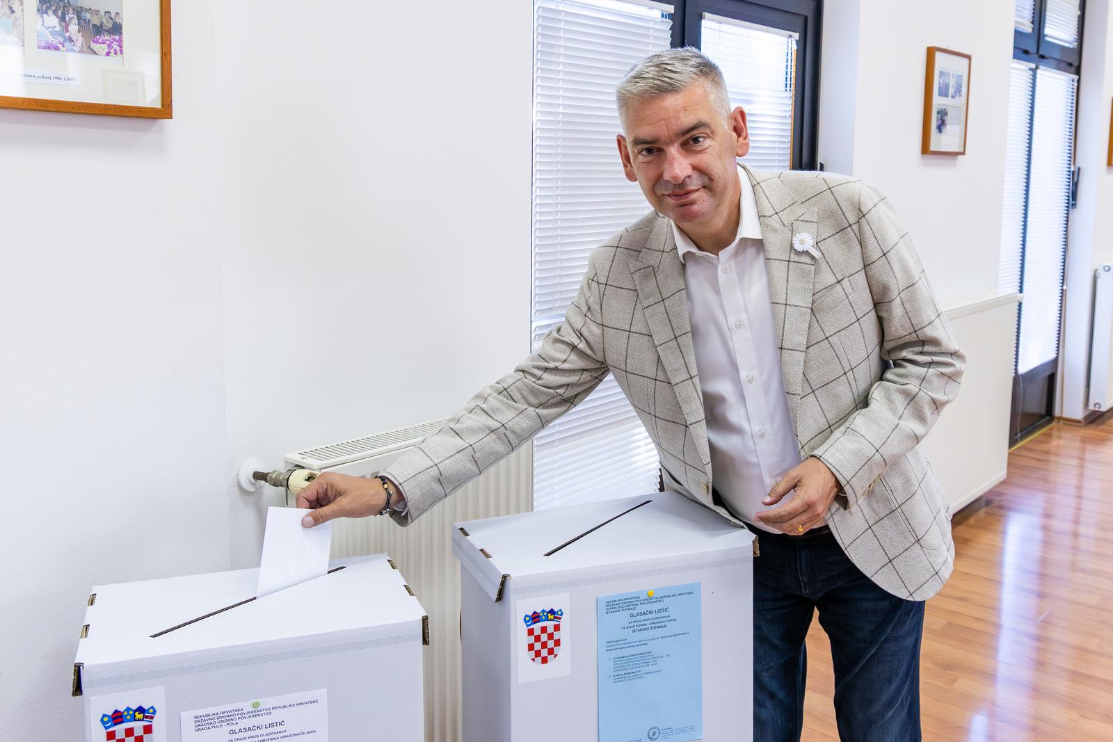 01.06.2025., Pula - Aktualni zupan Boris Miletic glasao je u 7 sati na birackom mjestu Vodotoranj. Photo: Srecko Niketic/PIXSELL