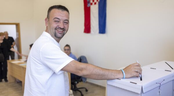 01.06.2025., Vukovar - Kandidat za gradonacelnika Grada Vukovara Marijan Pavlicek glasovao je u drugom krugu lokalnih izbora. Photo: Borna Jaksic/PIXSELL