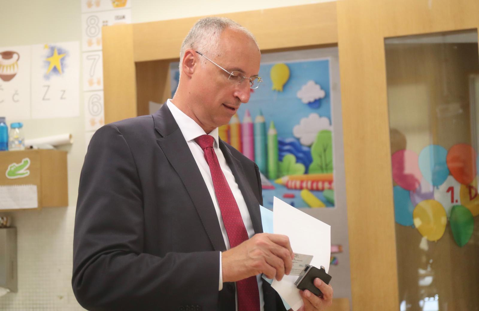 01.06.2025., Split - Aktualni gradonacelnik i kandidat na lokalnim izborima Ivica Puljak stigao na biracko mjesto u pratnji supruge Marijane. Photo: Ivo Cagalj/PIXSELL