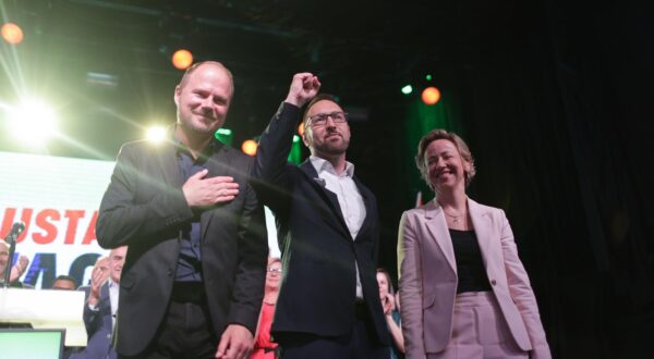 01.06.2025., Zagreb - Docek izbornih rezultata drugom krugu lokalnih izbora u stozeru stranke Mozemo! i SDP-a u Tvornici kulture. zamjenik gradonacelnika Zagreba Luka Korlaet, gradonacelnik Zagreba Tomislav Tomasevic i zamjenica gradonacelnika Zagreba Danijela Dolenec Photo: Luka Stanzl/PIXSELL