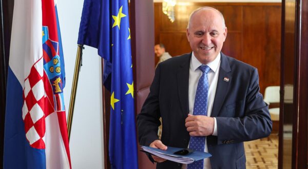 03.06.2025., Ministarstvo prostornoga uredjenja, graditeljstva i drzavne imovine, Zagreb - Ministar Branko Bacic odrzao je konferenciju za novinare povodom objave cetiri nova propisa Ministarstva prostornoga uredjenja, graditeljstva i drzavne imovine koji ce unaprijediti regulativu u podrucju stambenog zbrinjavanja, upravljanja zgradama i vodjenja evidencija zajednica suvlasnika i upravitelja. Na konferenciji objavleni su sljedeci propisi: Pravilnik o kucnom redu, Pravilnik o potporama za stjecanje prve stambene nekretnine, Pravilnik o Registru zajednica suvlasnika, Pravilnik o Registru upravitelja zgrada. Photo: Goran Stanzl/PIXSELL
