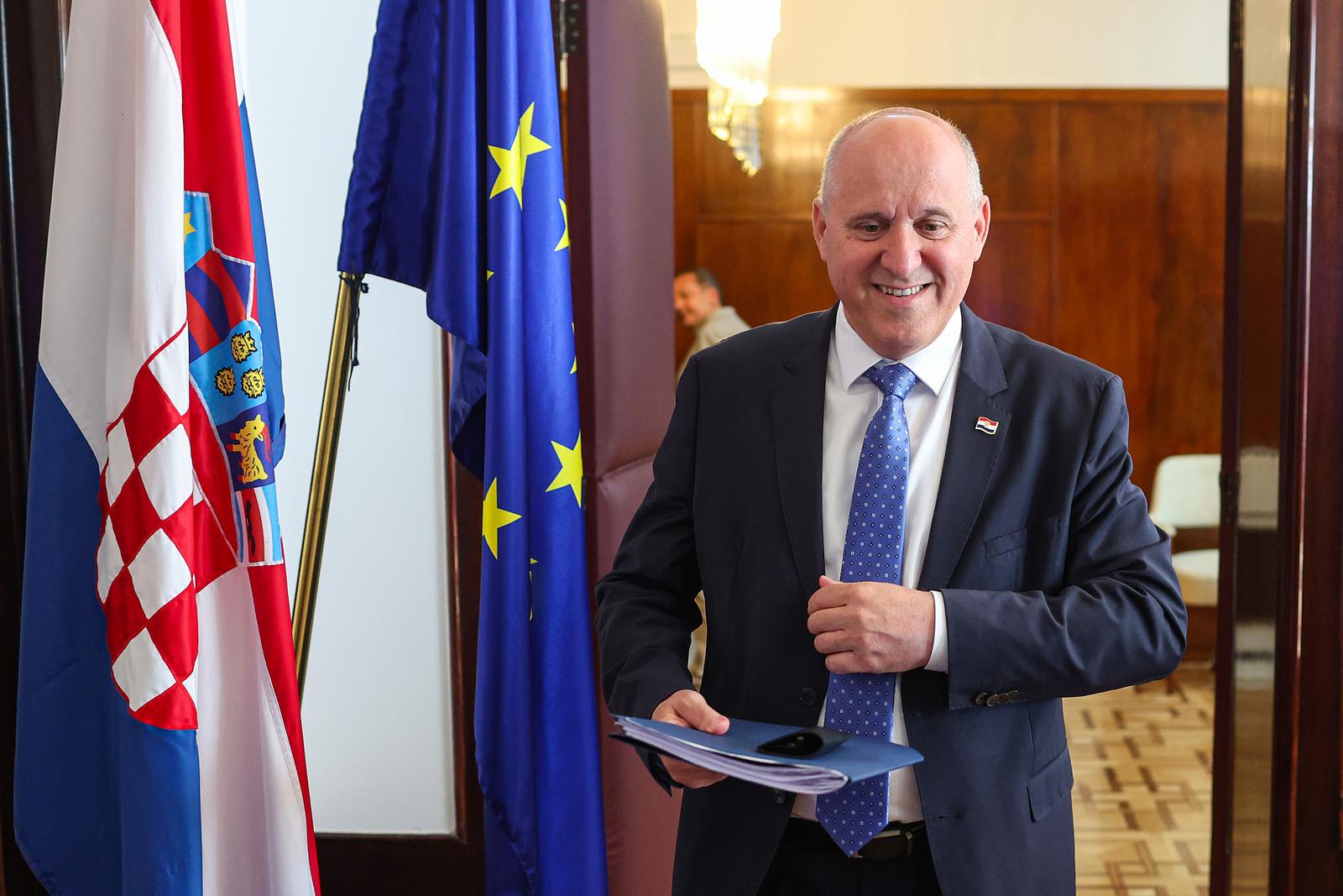 03.06.2025., Ministarstvo prostornoga uredjenja, graditeljstva i drzavne imovine, Zagreb - Ministar Branko Bacic odrzao je konferenciju za novinare povodom objave cetiri nova propisa Ministarstva prostornoga uredjenja, graditeljstva i drzavne imovine koji ce unaprijediti regulativu u podrucju stambenog zbrinjavanja, upravljanja zgradama i vodjenja evidencija zajednica suvlasnika i upravitelja. Na konferenciji objavleni su sljedeci propisi: Pravilnik o kucnom redu, Pravilnik o potporama za stjecanje prve stambene nekretnine, Pravilnik o Registru zajednica suvlasnika, Pravilnik o Registru upravitelja zgrada. Photo: Goran Stanzl/PIXSELL