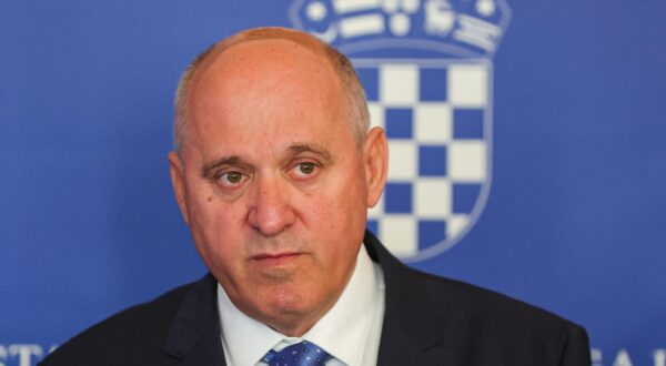 03.06.2025., Ministarstvo prostornoga uredjenja, graditeljstva i drzavne imovine, Zagreb - Ministar Branko Bacic odrzao je konferenciju za novinare povodom objave cetiri nova propisa Ministarstva prostornoga uredjenja, graditeljstva i drzavne imovine koji ce unaprijediti regulativu u podrucju stambenog zbrinjavanja, upravljanja zgradama i vodjenja evidencija zajednica suvlasnika i upravitelja. Na konferenciji objavleni su sljedeci propisi: Pravilnik o kucnom redu, Pravilnik o potporama za stjecanje prve stambene nekretnine, Pravilnik o Registru zajednica suvlasnika, Pravilnik o Registru upravitelja zgrada. Photo: Goran Stanzl/PIXSELL