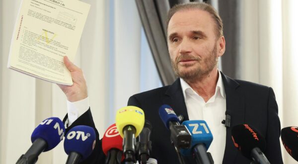 04.04.2025., Zagreb - Novinarski dom. Odrzanaje izvanredna press konferencija povodom podnosenja kaznene prijave u ime djelatnika gradske ustanove protiv Tomislava Tomasevica i dr.; na stetu gradskog proracuna u milijunskom iznosu. Na konferenciji je govorio odvjetnik Anto Nobilo, Pavle Kalinic, Davor Bernardic i Dina Dogan. Photo: Sanjin Strukic/PIXSELL