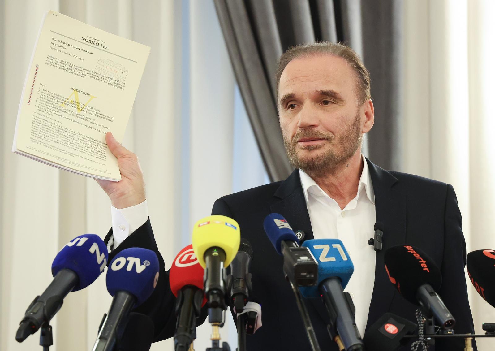 04.04.2025., Zagreb - Novinarski dom. Odrzanaje izvanredna press konferencija povodom podnosenja kaznene prijave u ime djelatnika gradske ustanove protiv Tomislava Tomasevica i dr.; na stetu gradskog proracuna u milijunskom iznosu. Na konferenciji je govorio odvjetnik Anto Nobilo, Pavle Kalinic, Davor Bernardic i Dina Dogan. Photo: Sanjin Strukic/PIXSELL