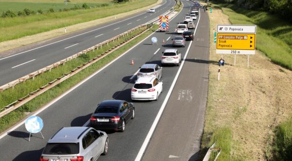 04.05.2025., Popovaca - Velike guzve na autocesti A3 zbog prometne nesrece u kojoj je sudjelovao autobus i osobni automobil. U nesreci su dvije osobe poginule te ih je nekoliko ozlijedjeno. Photo: Edina Zuko/PIXSELL