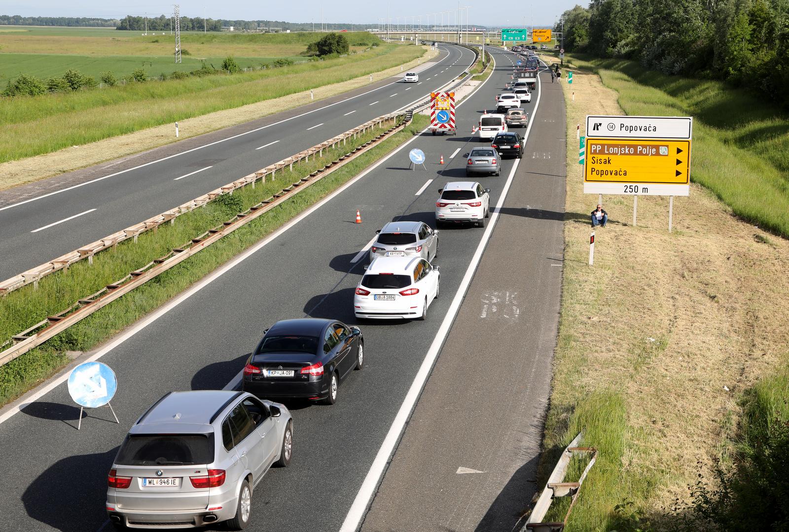 04.05.2025., Popovaca - Velike guzve na autocesti A3 zbog prometne nesrece u kojoj je sudjelovao autobus i osobni automobil. U nesreci su dvije osobe poginule te ih je nekoliko ozlijedjeno. Photo: Edina Zuko/PIXSELL