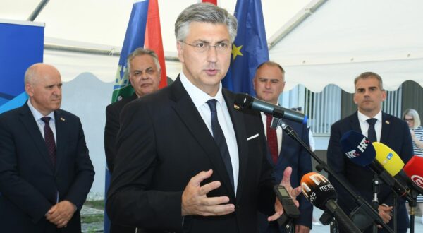 04.06.2025. Sisak - Predsjednik Vlade Andrej Plenkovic sudjelovao je na svečanosti otvorenja dviju novoizgrađenih stambenih zgrada gdje je predao i kljuceve od stanova predsjednik Vlade RH Andrej Plenkovic Photo: Nikola Cutuk/PIXSELL