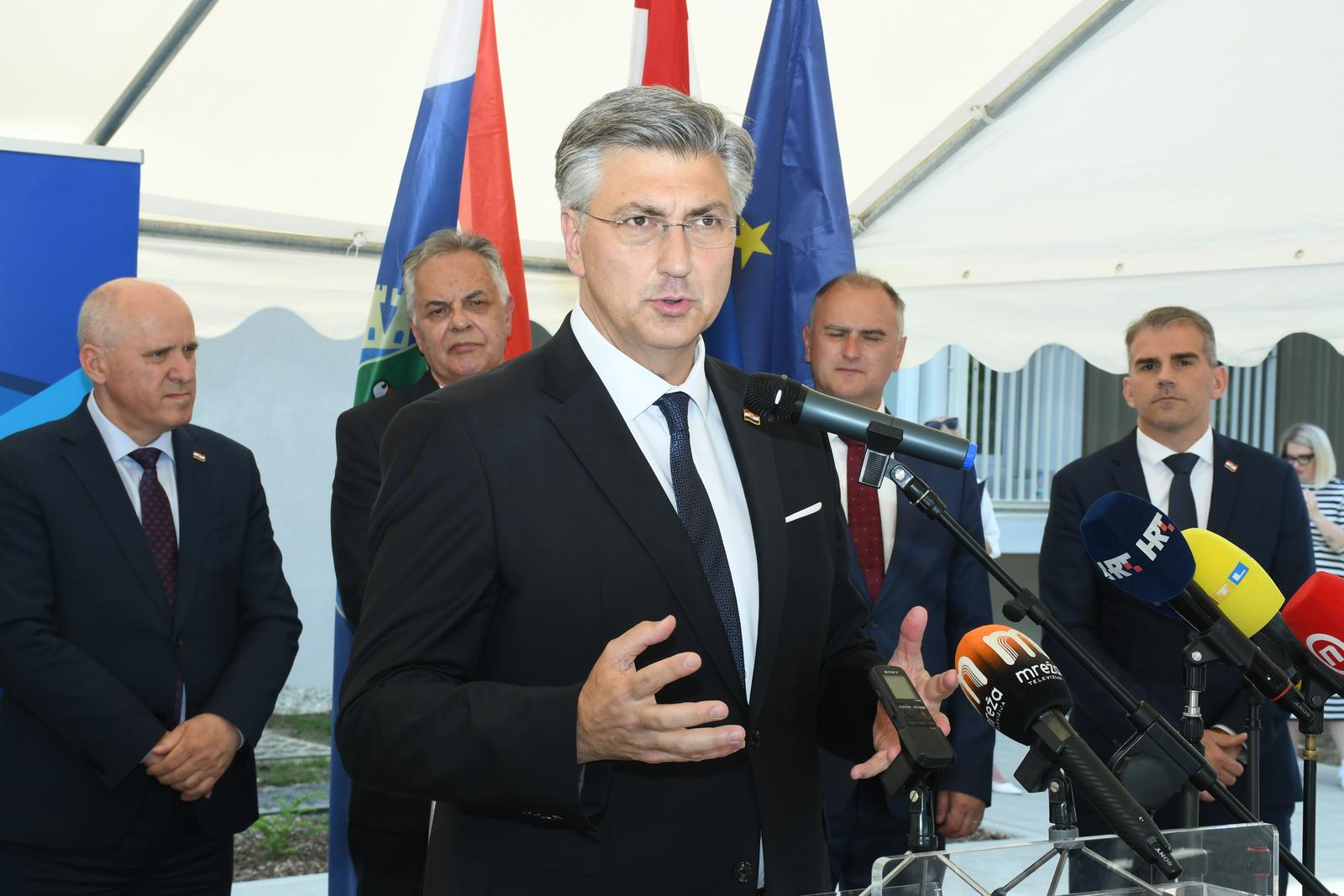 04.06.2025. Sisak - Predsjednik Vlade Andrej Plenkovic sudjelovao je na svečanosti otvorenja dviju novoizgrađenih stambenih zgrada gdje je predao i kljuceve od stanova predsjednik Vlade RH Andrej Plenkovic Photo: Nikola Cutuk/PIXSELL