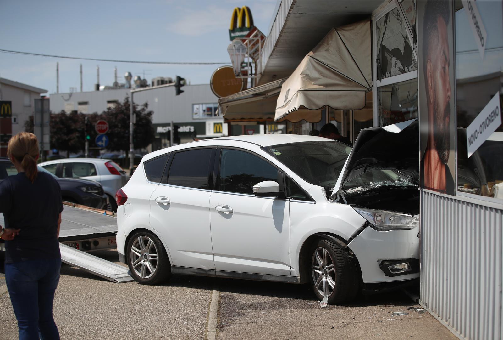 05.06.2025., Velika Gorica - Nedaleko tržnice kod kioska uz taksi stajalište na autobusnom terminalu na trgu kralja Petra Krešimira IV. jutros se dogodila prometna nesreća u kojoj je sudjelovao jedan automobil koji je pri parkiranju završio u izlogu kioska za izradu ključeva. Photo: Zeljko Lukunic/PIXSELL
