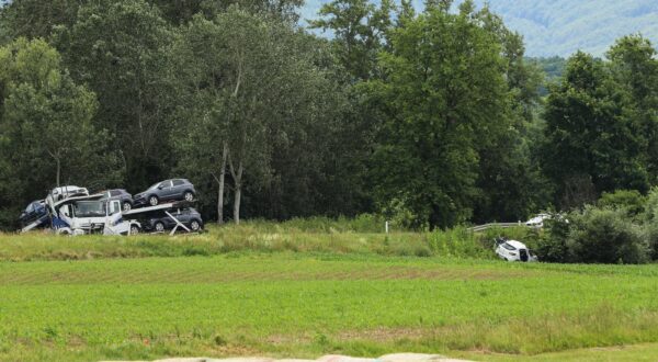 05.06.2025., Pojatno - U teskoj prometnoj nesreci na Staroj zagorskoj magistrali, izmedju Kupljenovog i Pojatnog poginule dvije osobe. U nesreci su sudjelovali kamion i osobno vozilo. Policija je stigla na mjesto dogadjaja i cesta je zatvorena za sav promet.  Photo: Robert Anic/PIXSELL