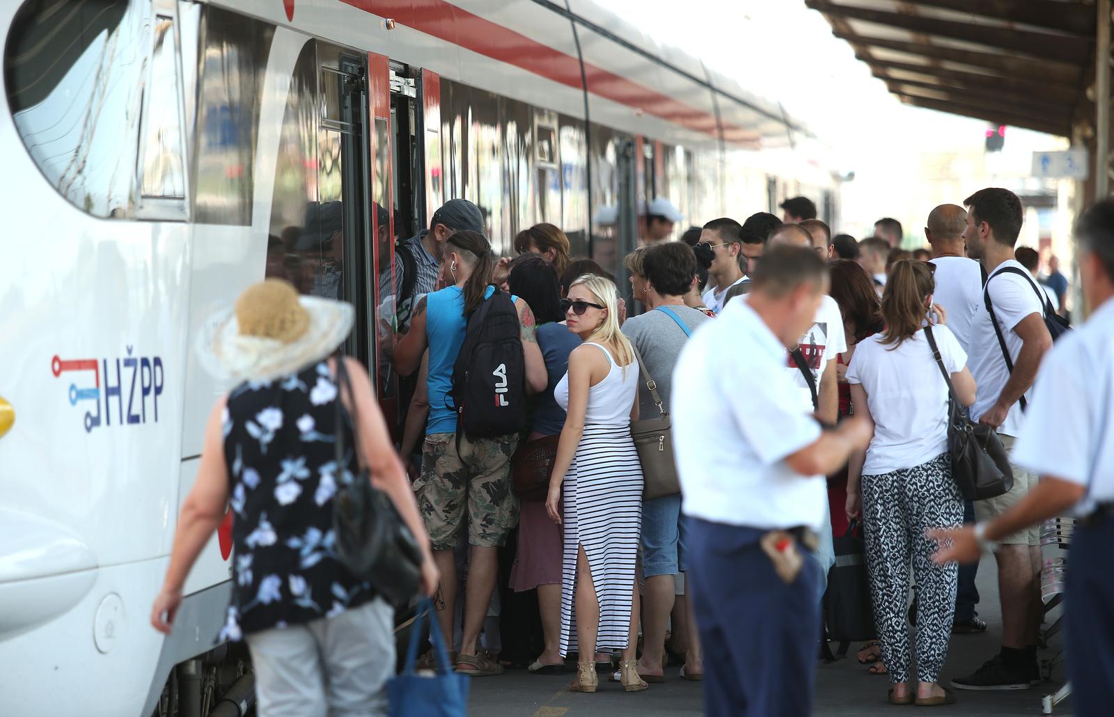 07.07.2015., Zagreb - Veliki broj turista i gradjana u iscekivanju vlakova na Glavnom kolodvoru. Photo: Sanjin Strukic/PIXSELL
