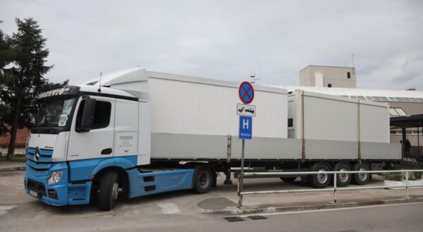 08.03.2023., Sibenik - Kontejneri koji su koristeni za testiranje na COVID-19 zbog nekoristenja natovareni su na slepere koji ih vracaju Stozeru civilne zastite. Photo: Dusko Jaramaz/PIXSELL