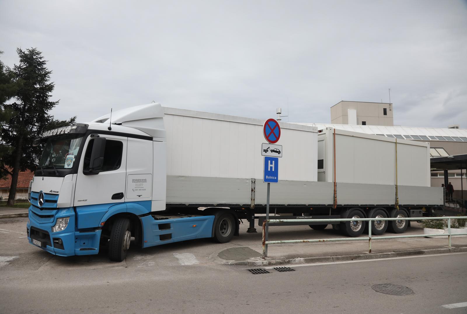 08.03.2023., Sibenik - Kontejneri koji su koristeni za testiranje na COVID-19 zbog nekoristenja natovareni su na slepere koji ih vracaju Stozeru civilne zastite. Photo: Dusko Jaramaz/PIXSELL