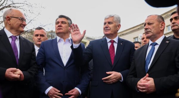 08.04.2022. Mostar - Sredisnja svecanost obiljezavanja 30. obljetnice osnivanja Hrvatskog vijeca obrane. U svecanosti sudjelovao je i hrvatski predsjednik Zoran Milanovic, koji je na Trgu hrvatskih velikana polozio cvijece i zapalio svijecu u cast poginulim braniteljima.  Photo: Denis Kapetanovic/PIXSELL