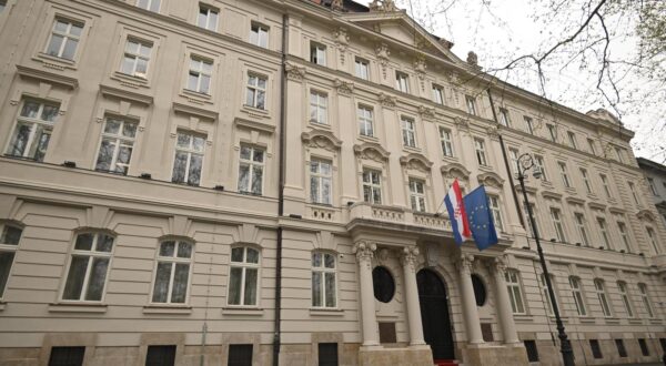08.04.2025., Zagreb - Brojni mediji nalaze se ispred Ministarstva vanjskih poslova gdje je u tijeku istraga kojom je obuhvaceno pet osoba osmunjicenih za manipuliranje putnim nalozima. Photo: Marko Lukunic/PIXSELL