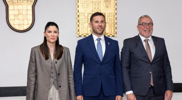 09.06.2025., Split - Sluzbena primopredaja vlasti izmedju dosadasnjeg gradonacelnika Splita Ivice Puljka i novoizabranog gradonacelnika Splita Tomislav Sute. Matea Dorcic, Tomislav Suta i Ivo Bilic Photo: Ivana Ivanovic/PIXSELL