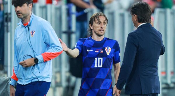 09.06.2025., Opus Arena, Osijek - Kvalifikacije za FIFA Svjetsko nogometno prvenstvo 2026., skupina L, Hrvatska - Ceska. Vedran Corluka, Luka Modric Photo: Davor Javorovic/PIXSELL