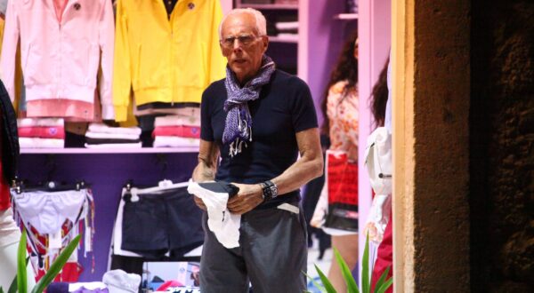 20.07.2009., Hvar, Hrvatska - Giorgio Armani doplovio je na Hvar s jahtom Main u drustvu svojih prijatelja. Prosetao se gradom, posjetio crkvu, par ducana i obavio mali shopping. U blizini njegove jahte bila je usidrena jahta Petara Berniea Ecclestonea.rPhoto: Dalibor Urukalovic/24sata