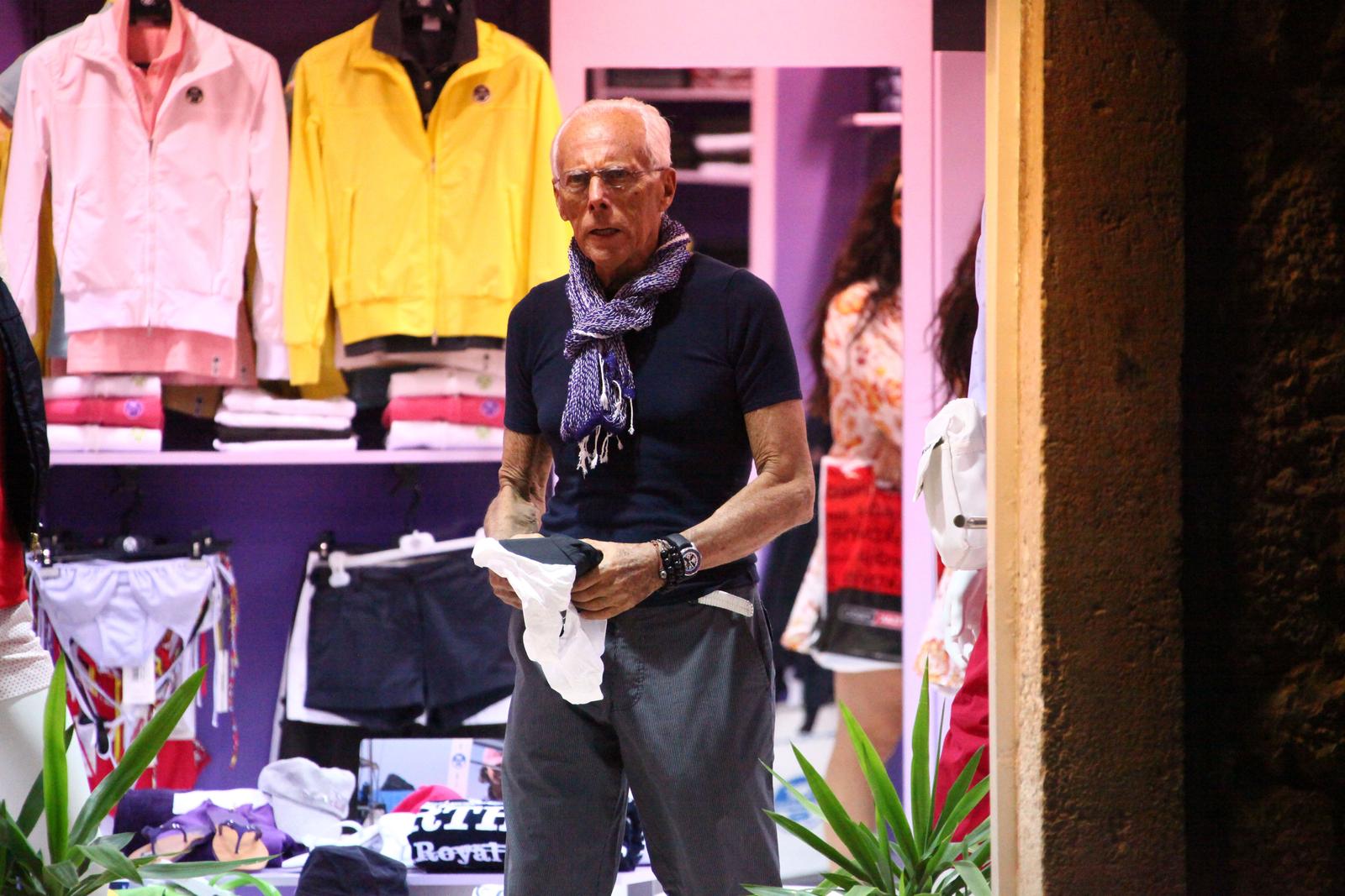 20.07.2009., Hvar, Hrvatska - Giorgio Armani doplovio je na Hvar s jahtom Main u drustvu svojih prijatelja. Prosetao se gradom, posjetio crkvu, par ducana i obavio mali shopping. U blizini njegove jahte bila je usidrena jahta Petara Berniea Ecclestonea.rPhoto: Dalibor Urukalovic/24sata