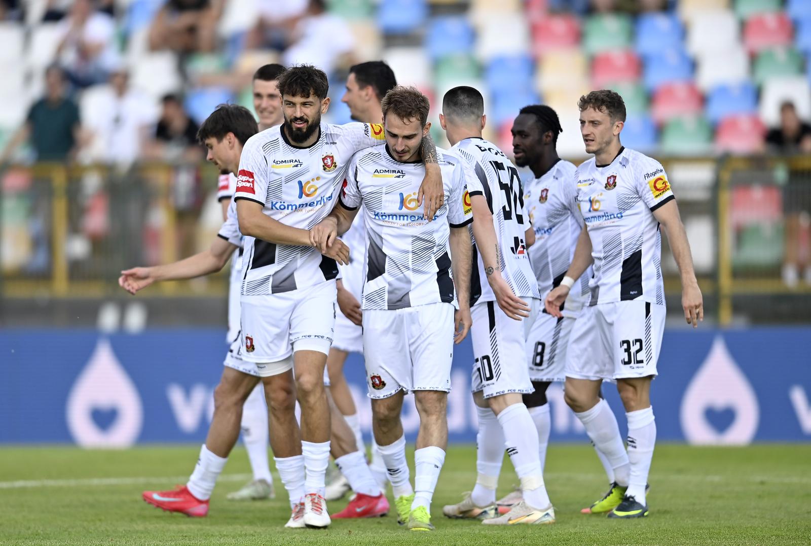 11.05.2025., Gradski stadion, Velika Gorica - SuperSport HNL, 34. kolo, HNK Gorica - HNK Hajduk. Slavlje nogometasa Gorice nakon pogotka Adriona Pajazitija za vodstvo 1:0. Matthew Steenvoorden, Adrion Pajaziti, Ante Erceg, Merveil Ndockyt i Tibor Halilovic Photo: Igor Soban/PIXSELL