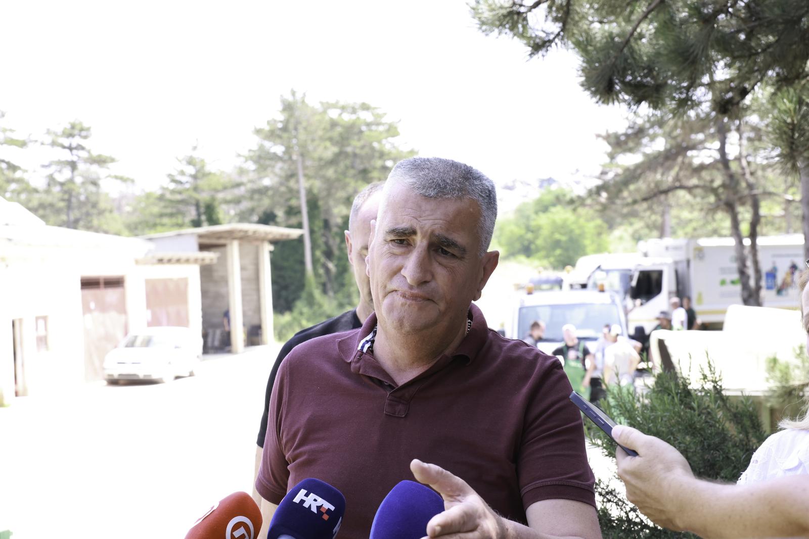 11.6.2025., Sinj - Drzavni inspektorat privremeno je zatvorio odlagaliste otpada Mojanka zbog nepostojanja vazece dozvole za gospodarenjem otpadom. gradonacelnik Sinja Miro Bulj Photo: Sasa Tadinac/PIXSELL