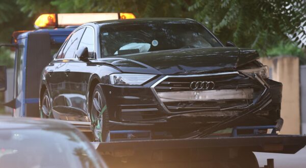 11.06.2025., Zagreb - Na krizanju Selsske ceste, Ilice i Ulice Sveti Duh dogodila se prometna nesreca. U jednom od automobila bio je ministar Anusic sa svojim osiguranjem. Ministar je prosao bez ozljeda, ali ozlijedjenih osoba ima u drugom automobilu. Zbog nesrece privremeno je obustavljen tramvjaski promet Ilicom. Photo: Luka Stanzl/PIXSELL