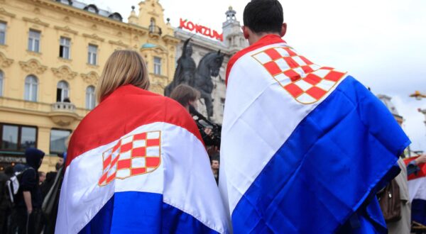 13.04.2012., Zagreb - Na Trgu bana Jelacica kod Zagrebacke banke do 18 sati okupilo oko 150 prosvjednika Gradjanske akcije. Nosili su veliki transparent s natpisom "ujedinjeni protiv fasizma". Nedaleko od njih okupilo se oko 20 ljudi, deklariranih kao ekstremni desnicari. Priveli su dvojicu prosvjednika Gradjanske akcije, nakon sto se skupina prosvjednika pocela naguravati s policijom. Photo: Zeljko Lukunic/PIXSELL