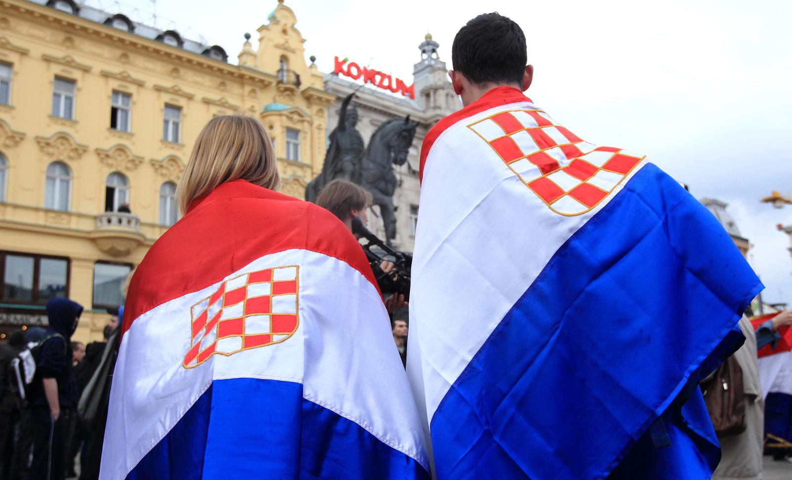 13.04.2012., Zagreb - Na Trgu bana Jelacica kod Zagrebacke banke do 18 sati okupilo oko 150 prosvjednika Gradjanske akcije. Nosili su veliki transparent s natpisom "ujedinjeni protiv fasizma". Nedaleko od njih okupilo se oko 20 ljudi, deklariranih kao ekstremni desnicari. Priveli su dvojicu prosvjednika Gradjanske akcije, nakon sto se skupina prosvjednika pocela naguravati s policijom. Photo: Zeljko Lukunic/PIXSELL