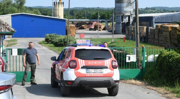 12.06.2025., Cazma - Izbio je pozar nakon eksplozije silosa u pogonu pilane DI Cazme u industrijskoj zoni grada. U pozaru je smrtno stradala jedna osoba, a dvije su tesko ozlijedjene. Hitne sluzbe su na terenu. Photo: Damir Spehar/PIXSELL
