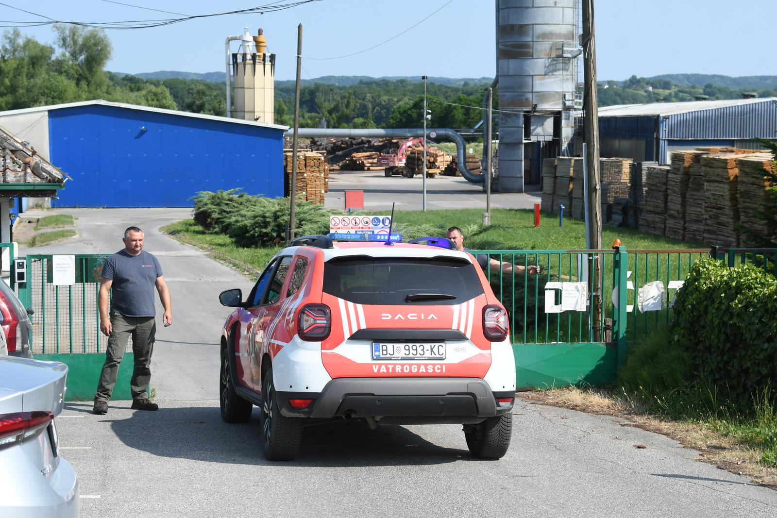 12.06.2025., Cazma - Izbio je pozar nakon eksplozije silosa u pogonu pilane DI Cazme u industrijskoj zoni grada. U pozaru je smrtno stradala jedna osoba, a dvije su tesko ozlijedjene. Hitne sluzbe su na terenu. Photo: Damir Spehar/PIXSELL