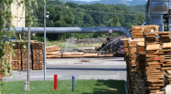 12.06.2025., Cazma - Izbio je pozar nakon eksplozije silosa u pogonu pilane DI Cazme u industrijskoj zoni grada. U pozaru je smrtno stradala jedna osoba, a dvije su tesko ozlijedjene. Hitne sluzbe su na terenu. Photo: Damir Spehar/PIXSELL