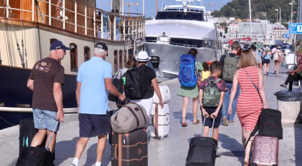 14.06.2025.,Split-Putnici i promet u splitskoj gradskoj luci. Photo: Ivo Cagalj/PIXSELL