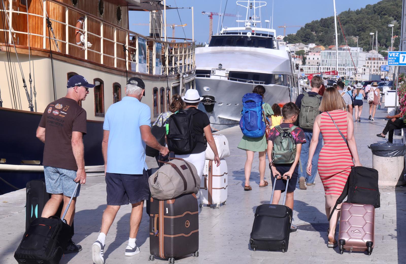 14.06.2025.,Split-Putnici i promet u splitskoj gradskoj luci. Photo: Ivo Cagalj/PIXSELL