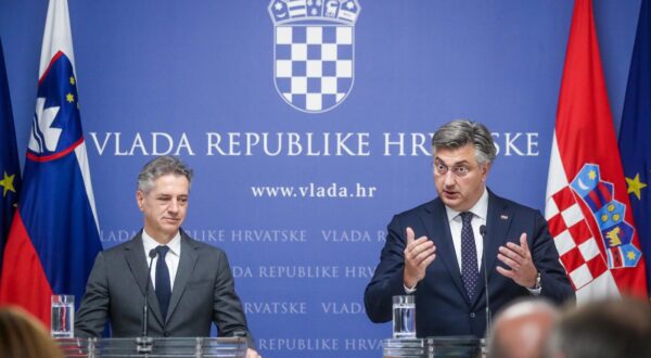 14.07.2023., Zagreb - Potpisivanje sporazuma izmedju Vlade Republike Hrvatske i Vlade Republike Slovenije o prekogranicnoj suradnji u pruzanju hitne zdravstvene zastite potpisuju predsjednici vlada Andrej Plenkovic i Robert Golob. Sporazum izmedju Vlade Republike Hrvatske i Vlade Republike Slovenije o mjerama solidarnosti radi zastite sigurnosti opskrbe plinom potpisuju ministar gospodarstva i odrzivog razvoja Davor Filipovic i ministar okolisa, klime i energetike Bojan Kumer nakon potpisivanja premijeri su dali izjave za medije.  Photo: Slavko Midzor/PIXSELL