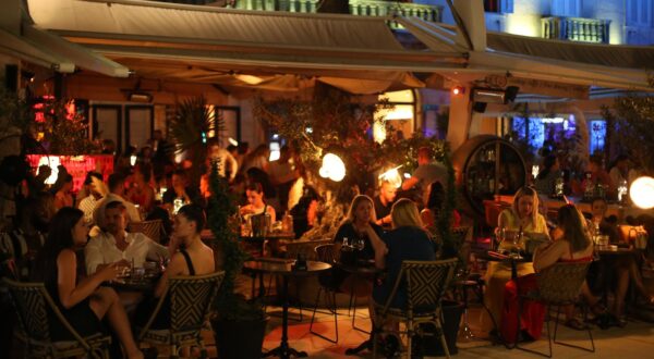 14.08.2020.,Split- Nocni zivot na splitskoj rivi u vrijeme turisticke sezone.rPhoto:Ivo Cagalj/PIXSELL