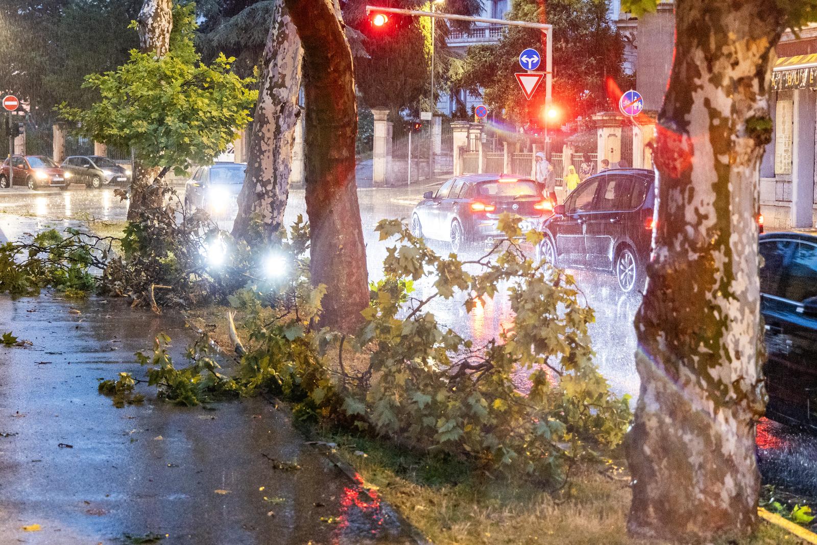 16.06.2025., Pula - Snazno nevrijeme pogodilo je grad te izazvalo poteskoce. Photo: Srecko Niketic/PIXSELL