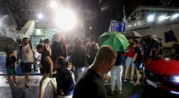 17.06.2025., Zadar -  Trajekt “Jadran” dovezao putnike sa potonulog katamarana “Melita” u luku Gazenica Photo: Sime Zelic/PIXSELL